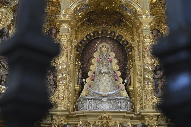 Imagen de la Virgen del Rocío tras regresar a su camarín.