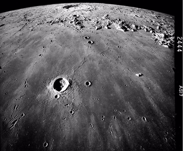 Mare Imbrium captado desde el Apolo 17 en 1972. A la izquierda del centro está el cráter Pytheas. Cerca de la cima está el cráter Copérnico.