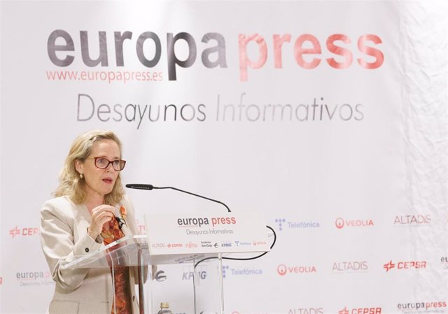 La vicepresidenta primera y ministra de Asuntos Económicos y Transformación Digital, Nadia Calviño, interviene durante un desayuno informativo de Europa Press, en el Hotel Hyatt Regency Hesperia, a 12 de julio de 2023, en Madrid (España).