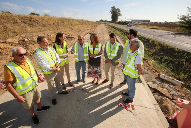 Visita "técnica" de la consejera de Fomento, Rocío Díaz, a las obras del carril bici que unirá Valderrozas con Parque Alcosa.