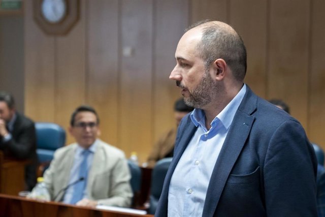 Archivo - Imagen de recurso del diputado del PSOE Agustín Vinagre durante la Comisión de Presupuestos, en la Asamblea de Madrid.