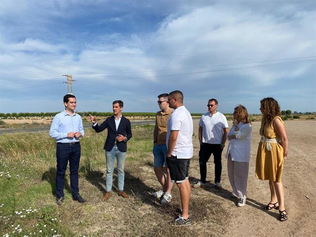 El candidato del PP al Congreso de los Diputados por la provincia de Zaragoza, Pedro Navarro, con el alcalde de Pina de Ebro, Pablo Blanquet, y miembros de la candidatura.