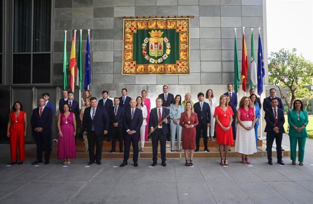 Foto de grupo de los nuevos diputados
