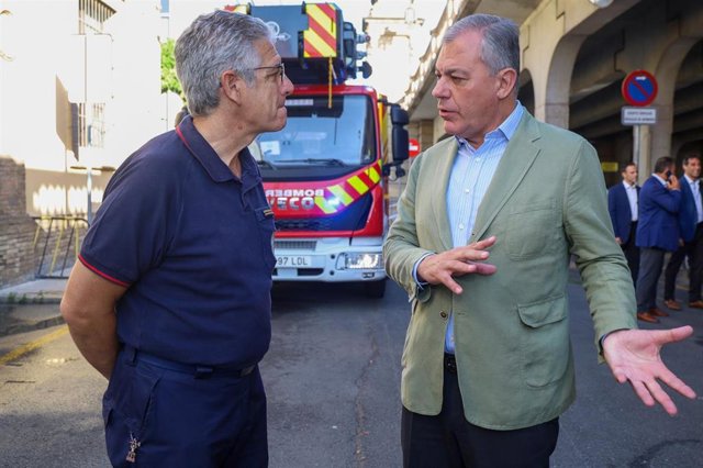 El alcalde de Sevilla, José Luis Sanz, en su visita al parque de bomberos de San Bernardo.