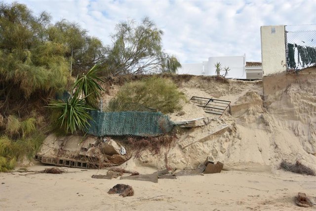 Imagen de daños en la playa de El Portil tras uno de los temporales.
