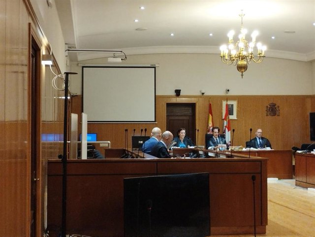 El letrado encausado, en segundo plano, junto a su letrado defensor durante el juicio celebrado en la Audiencia de Valladolid.