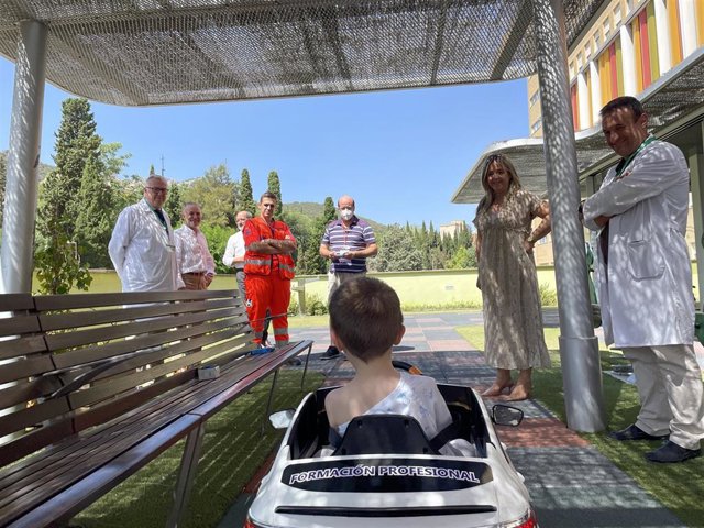 Un niño utiliza el nuevo coche teledirigido.