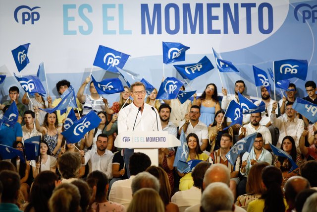 El líder del PP, Alberto Núñez Feijóo, interviene durante un acto de campaña electoral del PP, en el Auditorio Víctor Villegas, a 12 de julio de 2023, en Murcia, Región de Murcia (España). 