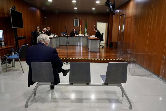 El artista Fernando Francés, en el Juzgado de lo Penal número 8 para ser juzgado por la colocación de las obras en edificios declarados BIC, a 12 de julio de 2023 en Málaga (Andalucía, España). Hoy se ha celebrado el juicio en Málaga al artista francés In