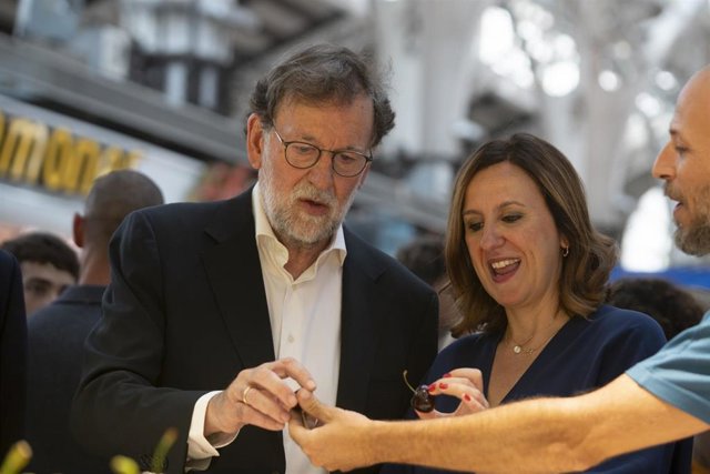 El expresidente del Gobierno y del PP Mariano Rajoy junto a la alcaldesa de València, María José Catalá, durante su visita al Mercado Central.