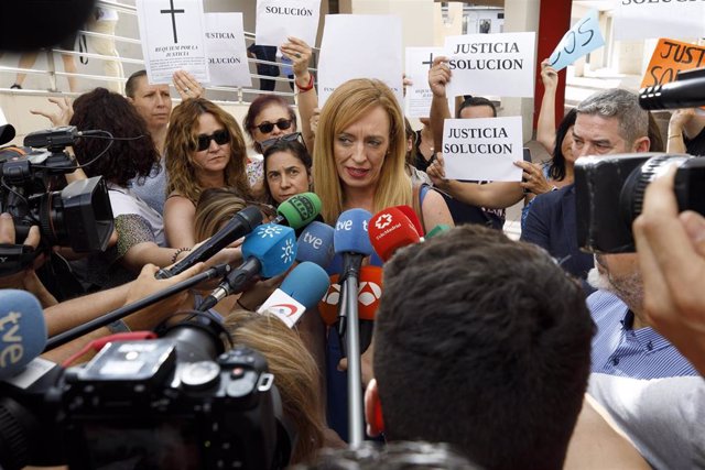 La ex alcaldesa de Maracena, Berta Linares, atiende a los medios a su llegada a los juzgados.