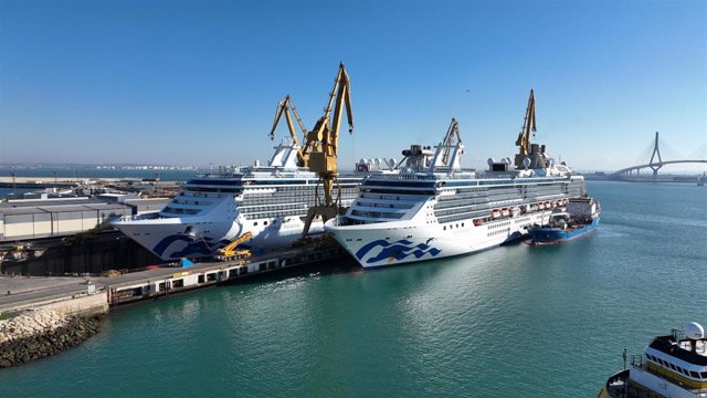 Archivo - Cruceros en los astilleros de Navantia en Cádiz.