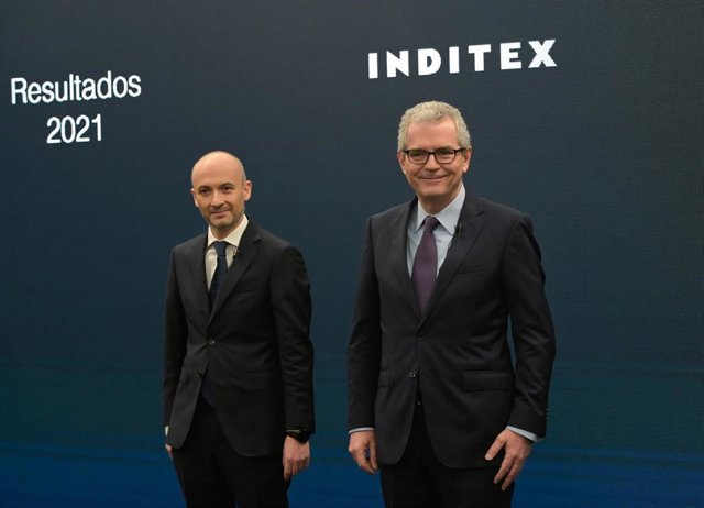 Archivo - El presidente de Inditex, Pablo Isla (d), y el consejero delegado Óscar García Maceiras (i), en la presentación de los resultados de 2022, en Arteixo, a 16 de marzo de 2022, en A Coruña, Galicia (España).
