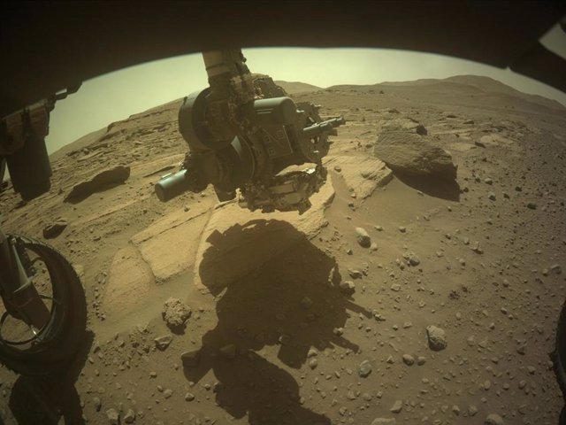 Archivo - El rover Mars Perseverance de la NASA adquirió esta imagen del área frente a él usando su Cámara frontal izquierda para evitar riesgos A.