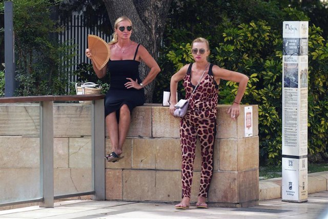 Turistas por las calles de Málaga soportan las altas temperaturas, archivo 