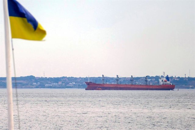 Barco cargado de productos agrícolas ucranianos en aguas del mar Negro