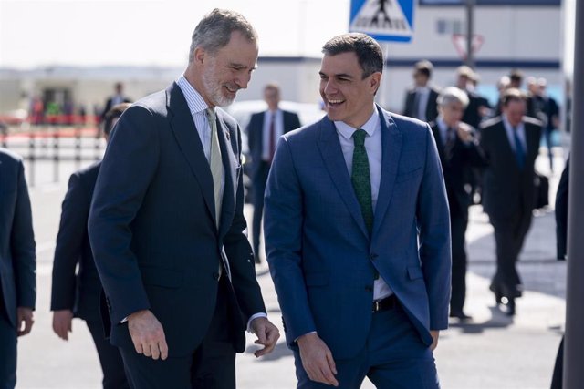 Archivo - El Rey Felipe VI (i) y el presidente del Gobierno, Pedro Sánchez (d), durante el acto central conmemorativo de la creación de Construcciones Aeronáuticas S.A. y de su planta de Getafe, a 13 de marzo de 2023, en Getafe, Madrid (España).  Airbus E