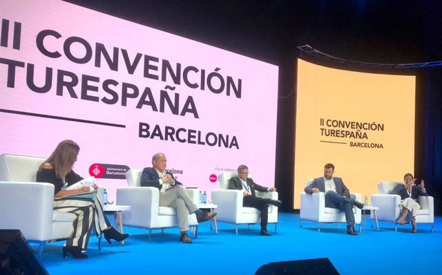 Archivo - El alcalde de Cáceres, Luis Salaya, participa en la Convención de Turespaña en Barcelona.
