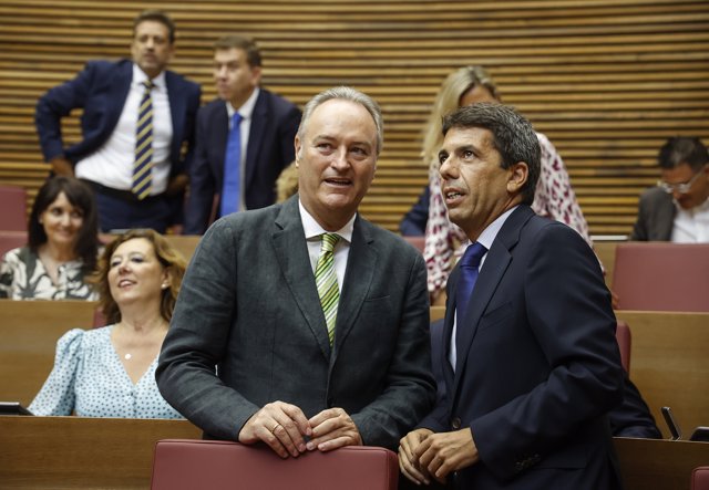 El expresidente de la Generalitat Valenciana, Alberto Fabra (i), y el presidente del PPCV, Carlos Mazón (d), conversan a su llegada al pleno de investidura.