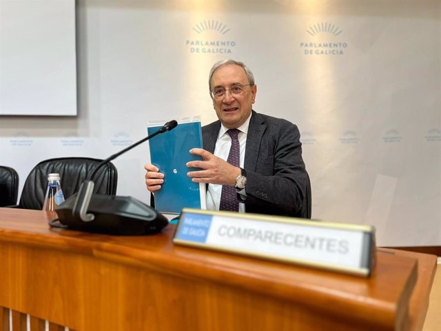 Archivo - El director xeral de la CRTVG, Alfonso Sánchez Izquierdo, en comisión de control de la compañía