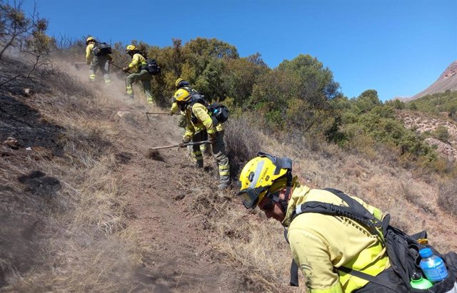 Archivo - Operarios del Infoca en el incendio forestal de Jódar (Jaén), archivo 