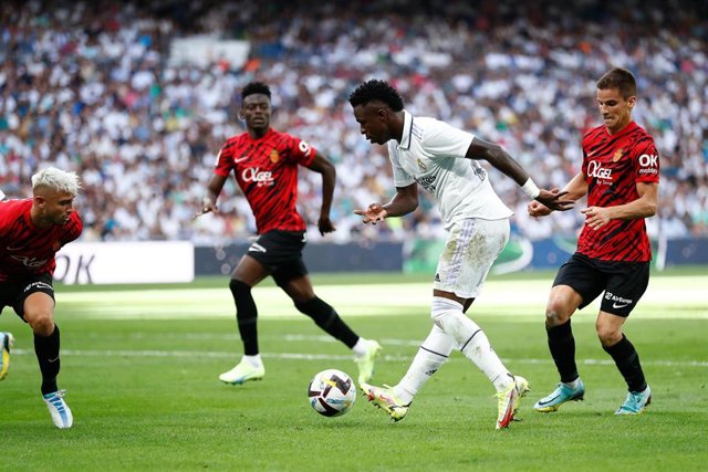 Archivo - El delantero del Real Madrid Vinícius Júnior, ante el RCD Mallorca en el Santiago Bernabéu. 