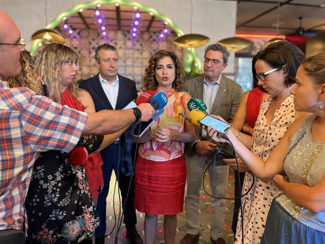 La candidata del PSOE al Congreso por la provincia de Sevilla, María Jesús Montero, atiende a los medios junto al secretario provincial socialista, Javier Fernández.