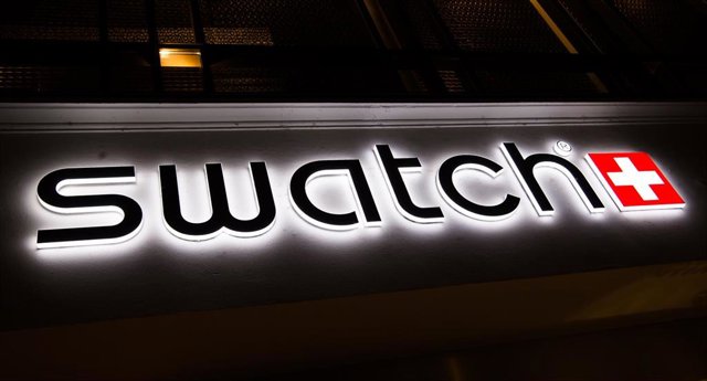 Archivo - Logo de Swatch en una tienda de Múnich (Alemania).