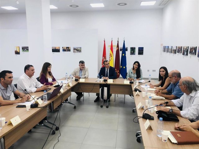 El alcalde de Murcia, José Ballesta, mantiene una reunión para analizar los trabajos de restauración del Yacimiento de San Esteban