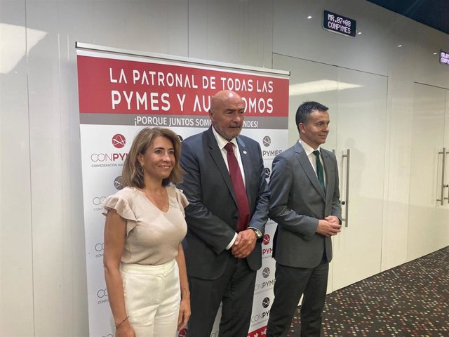 Los ministros Raquel Sánchez y Héctor Gómez, junto al presidente de Conpymes, José María Torres.