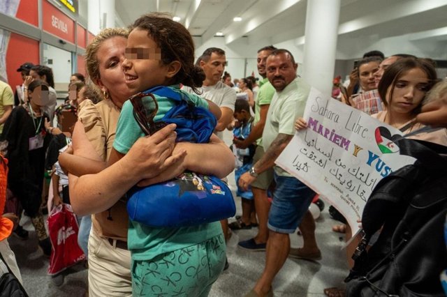 Niños saharauis llegan al aeropuerto de Sevilla dentro de 'Vacaciones en paz'
