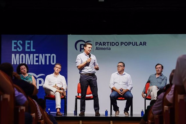 El presidente del PP de Almería, Javier Aureliano García, participa en un acto público.