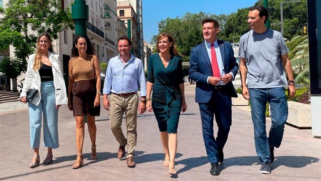 La cabeza de lista de Vox al Congreso por Málaga, Patricia Rueda, acompañada de Jesús Ruiz y Gemma Palomo, números uno y dos al Senado por la provincia respectivamente.