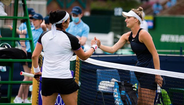 Archivo - Ons Jabeur y Marketa Vondrousova se saludan después de un partido.