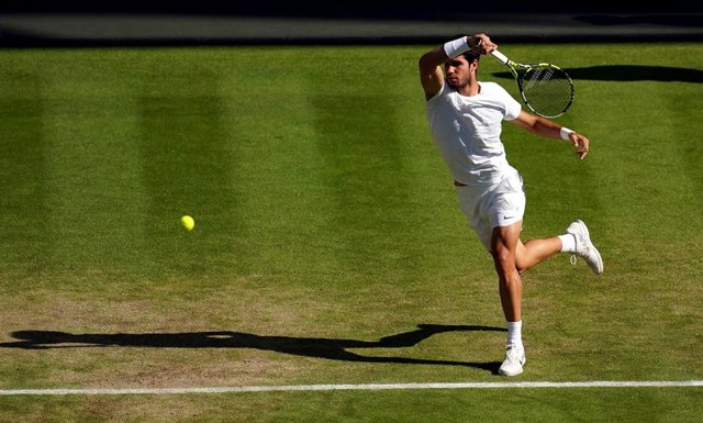 El tenista español Carlos Alcaraz  durante la disputa de los cuartos de final del torneo de Wimbledon ante el danés Holger Rune.  