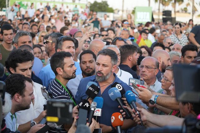El líder de Vox, Santiago Abascal, atiende a los medios durante un acto público, en las Gradas Norte La Marina