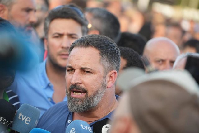El líder de Vox, Santiago Abascal, atiende a los medios durante un acto público, en las Gradas Norte La Marina