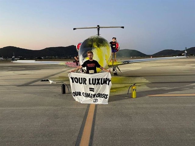 Tres activistas de Futuro Vegetal rocían con pintura y se pegan a un jet privado en el aeropuerto de Ibiza, en Baleares.