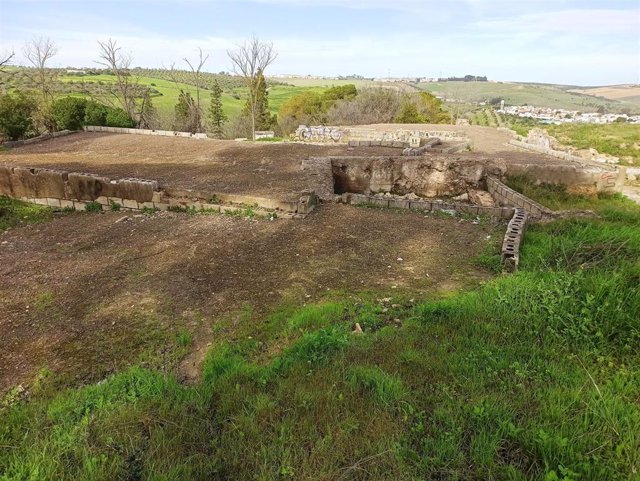 Archivo - Imagen del sellado de hormigón bajo el que yace el yacimiento de El Carambolo, en foto de archivo.