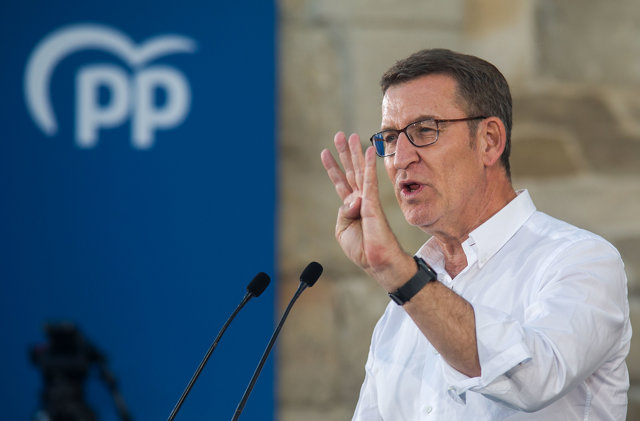 El presidente del PP, Alberto Núñez Feijóo, durante un acto de campaña del PP, en la plaza de Santa María, a 13 de julio de 2023, en Burgos, Castilla y León (España). Este acto del PP se realiza de cara a las próximas elecciones generales del 23 de julio.