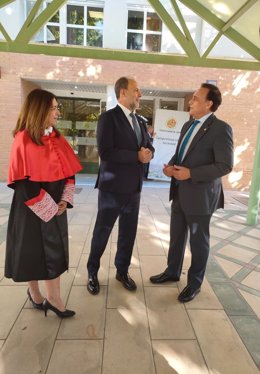 Gómez Villamandos (d), junto al rector y la secretaria general de la UJA, Nicolás Ruiz y María José Carazo.