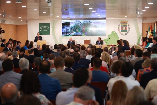 Pleno de constitución de la Diputación de Sevilla ya con la presidencia de Javier Fernández.