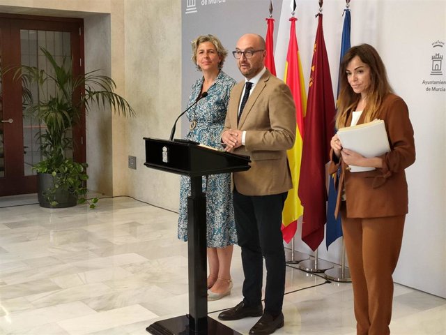 El concejal de Movilidad, Gestión Económica y Contratación, José Francisco Muñoz, da aconocer la noticia