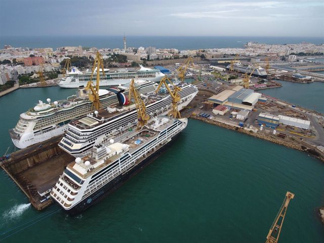 Archivo - Astilleros de Navantia en Cádiz con varios cruceros para reparación.