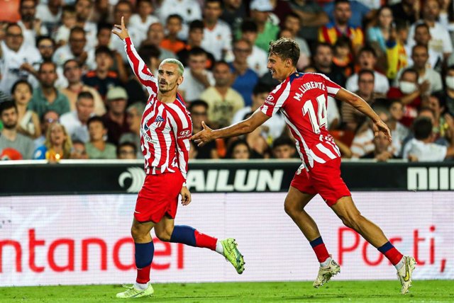 Archivo - Antoine Griezmann junto a Marcos Llorente celebrando un gol en Mestalla.