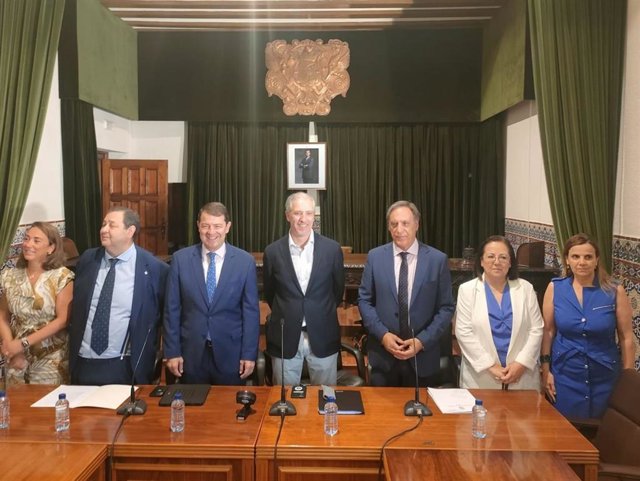 El eurodiputado del Partido Popular Pablo Arias (c), junto al presidente del PPCyL, Alfonso Fernández Mañueco, a su derecha, en Salamanca.