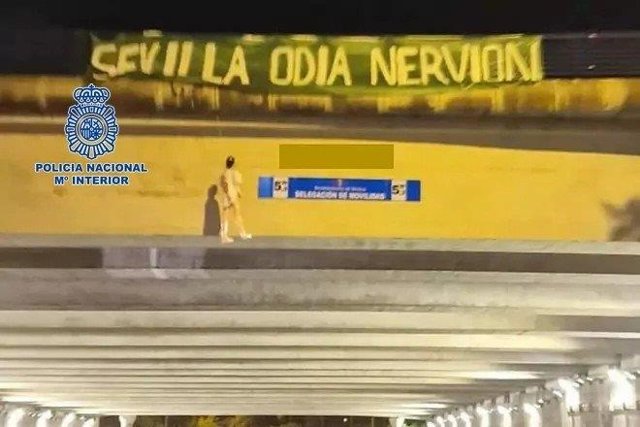 Muñeco ahorcado con la camiseta del jugador del Sevilla Jordán en un puente de Sevilla.
