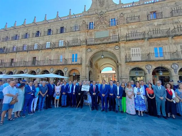 Minuto de silencio en la Plaza Mayor de Salamanca.