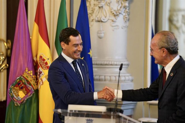 El presidente de la Junta, Juanma Moreno, y el alclade de Málaga, Francisco de la Torre , en rueda de prensa en Málaga