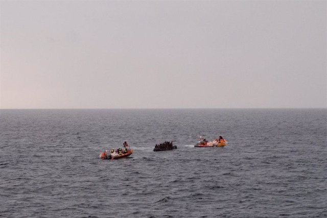 Archivo - Equipos de la ONG SOS Méditerranée durante una operación de rescate en el mar Mediterráneo (archivo)